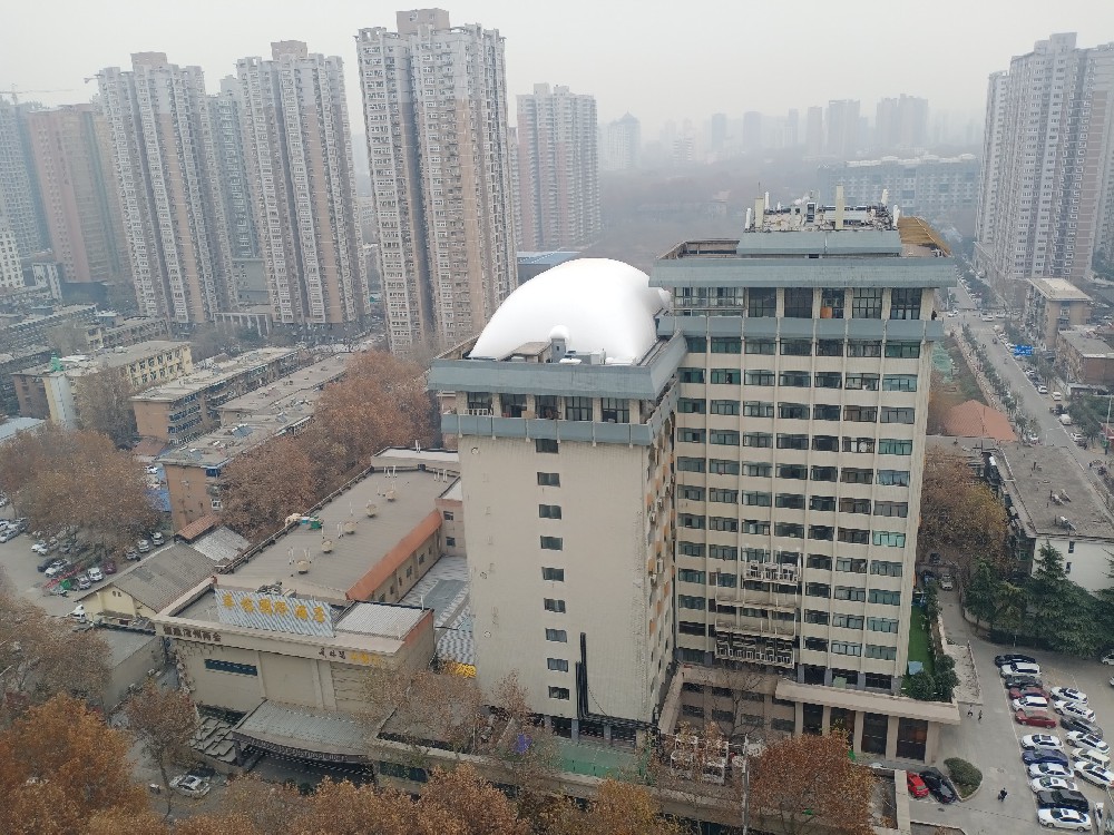 樓頂氣膜體育館是一種新型的體育場館建筑，在未來的發(fā)展中有著廣闊的前景